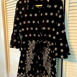 Very well made high/low eyelet shirt from Venus.